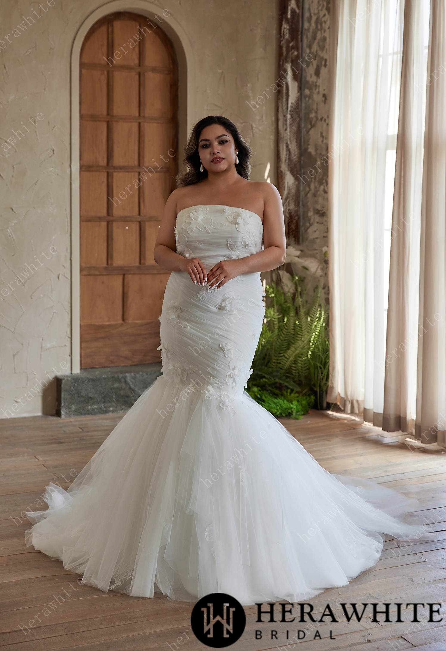 Elegant Strapless Tulle Wedding Dress with 3D Floral Appliques