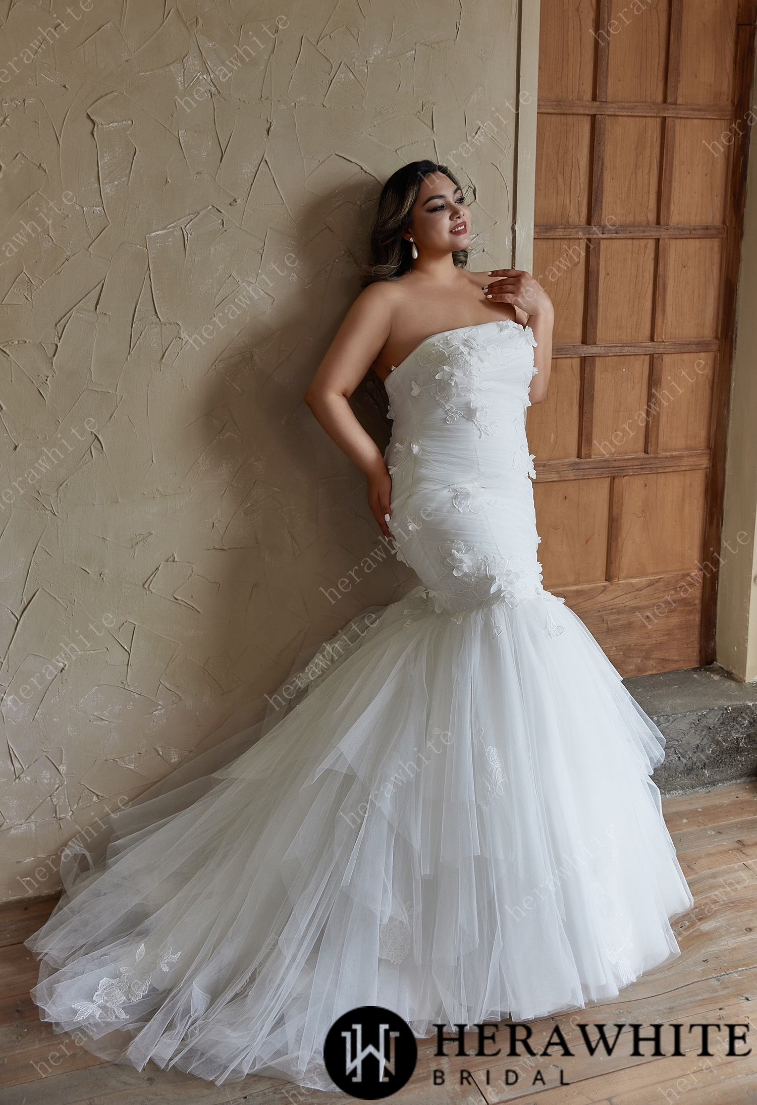 Elegant Strapless Tulle Wedding Dress with 3D Floral Appliques