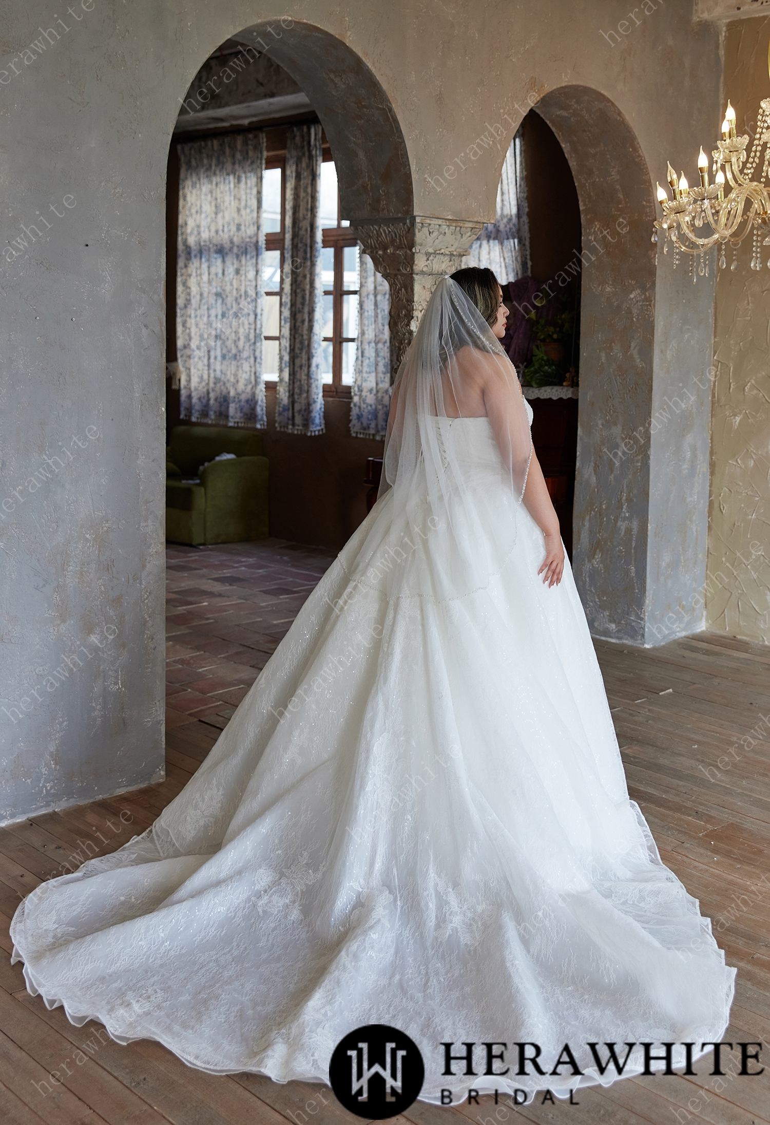 Elegant Short Wedding Veil with Delicate Embellishments