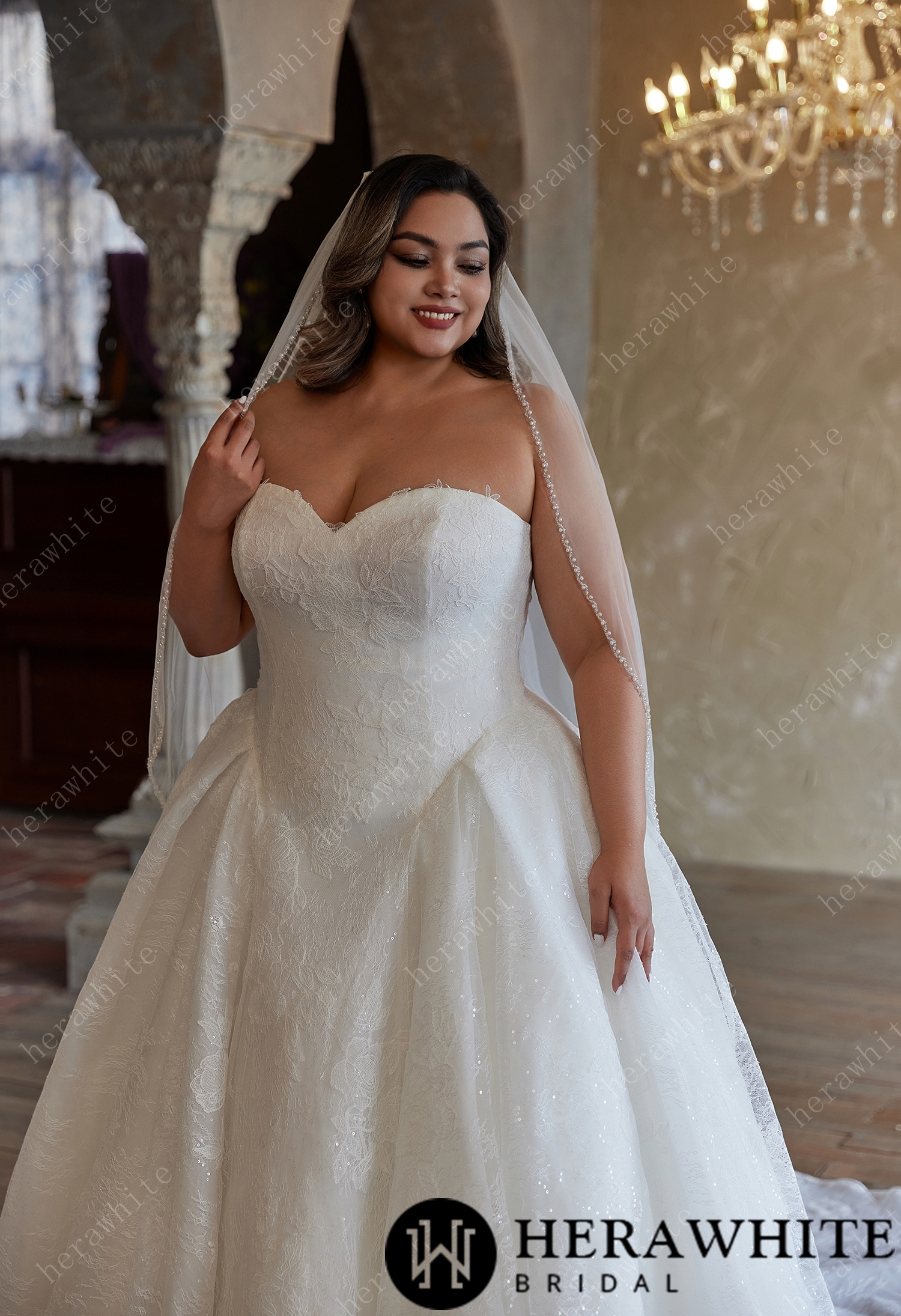 Elegant Short Wedding Veil with Delicate Embellishments