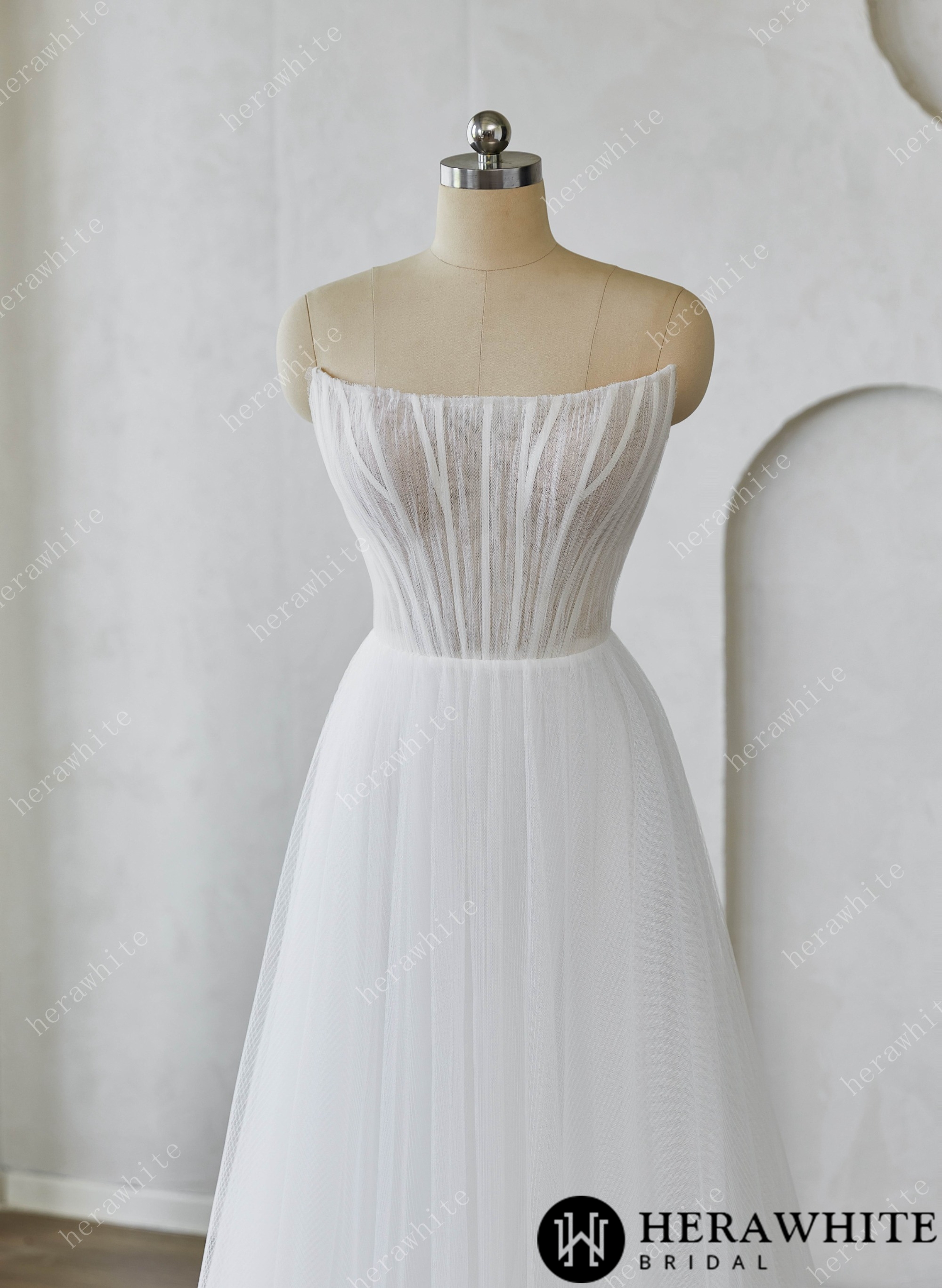 Minimalist Strapless Pleated  Tulle Wedding Dress for Modern Brides
