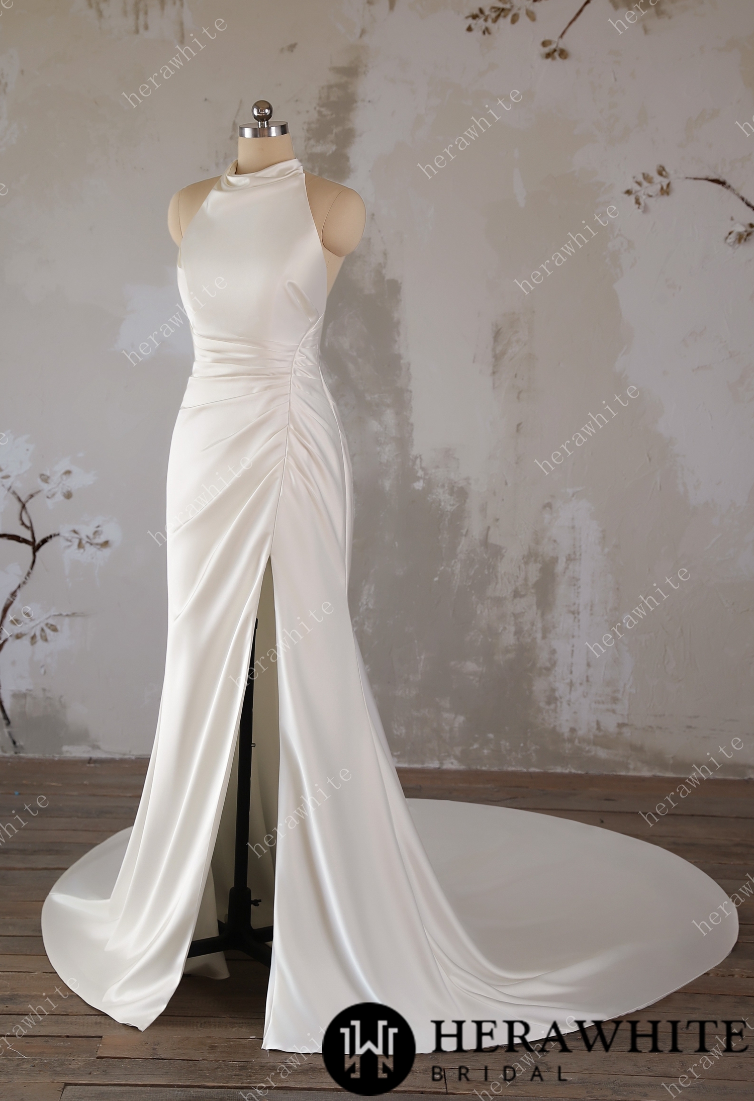 In Stock/ Timeless Elegance: High-Neck Wedding Dress with Dramatic Train