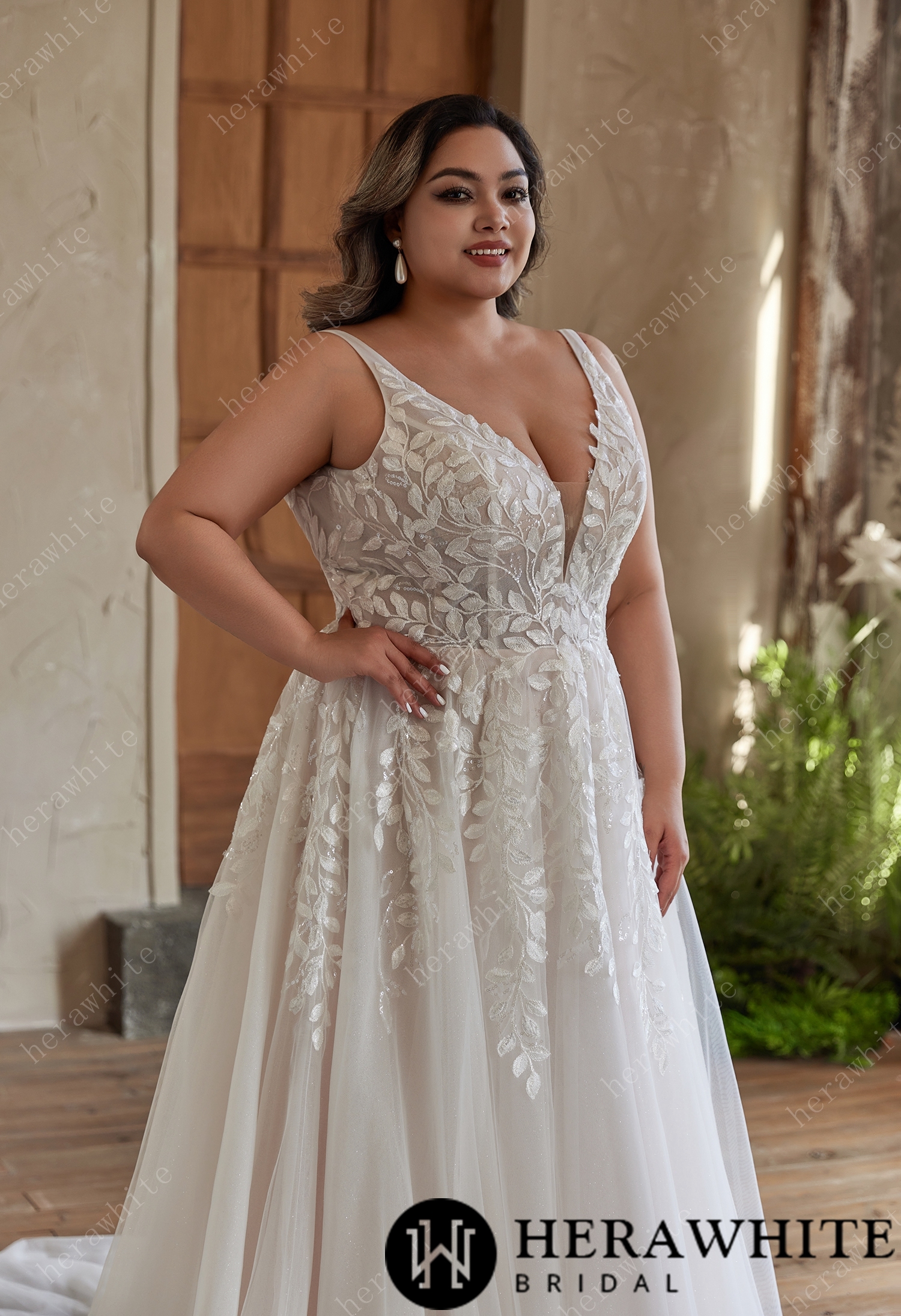 In Stock/ Exquisite Leaf Lace Tulle Wedding Dress with V Neckline