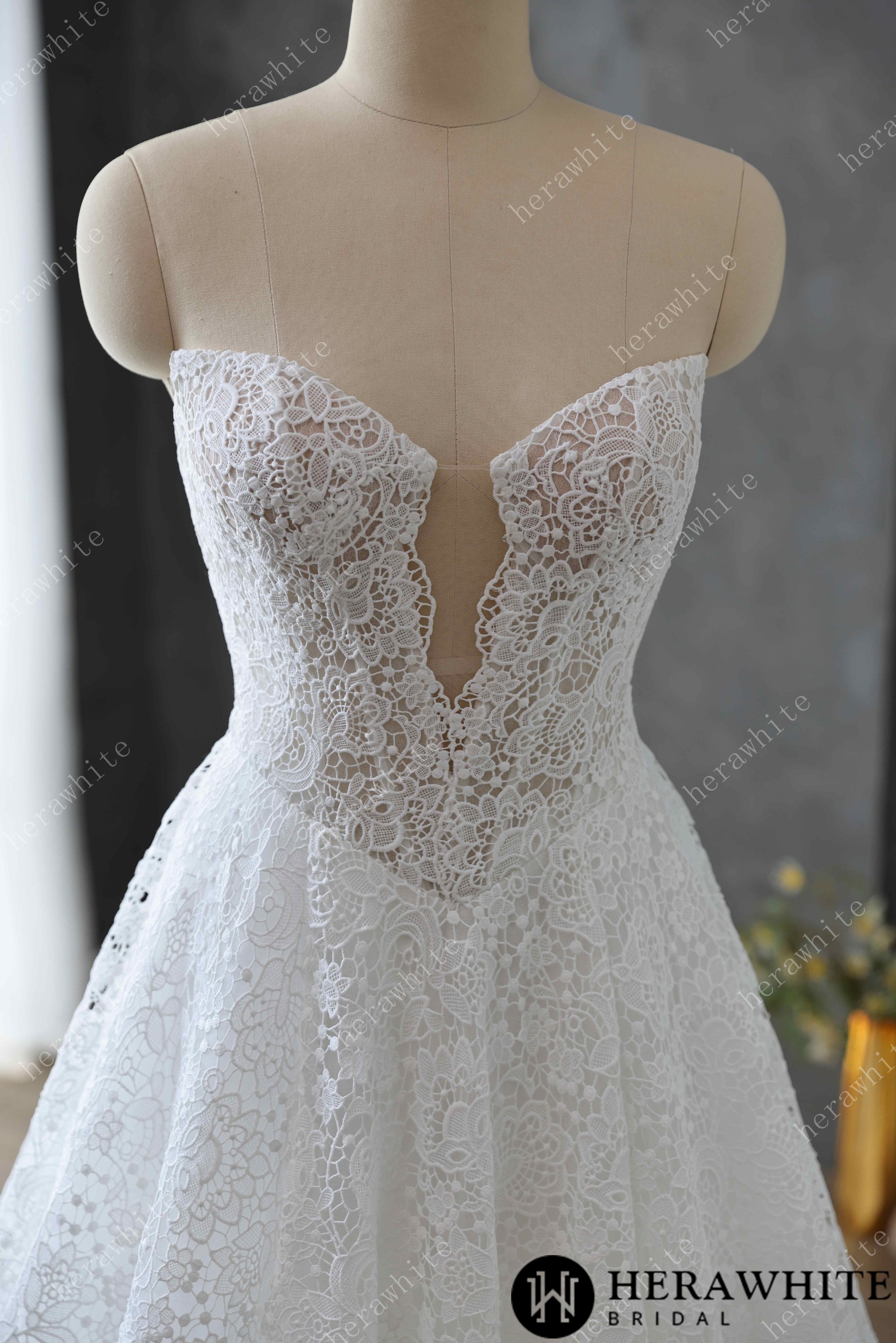 In Stock/ Sweetheart Neckline Keyhole Lace Ball Gown Wedding Dress