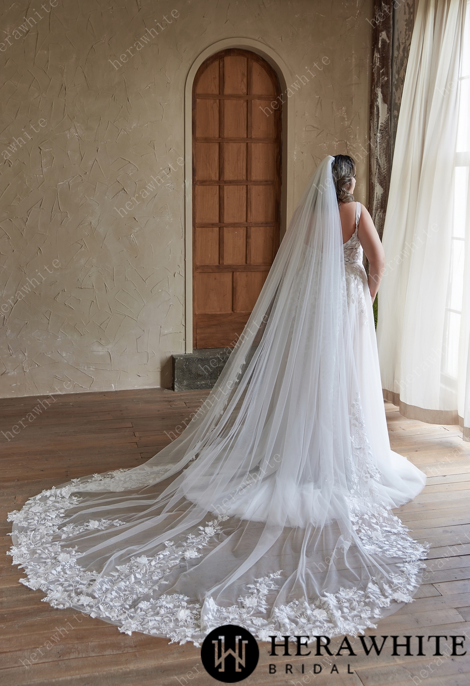 In Stock/ Exquisite Leaf Lace Tulle Wedding Dress with V Neckline