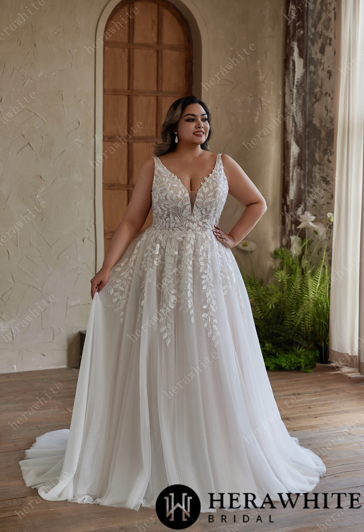 In Stock/ Exquisite Leaf Lace Tulle Wedding Dress with V Neckline