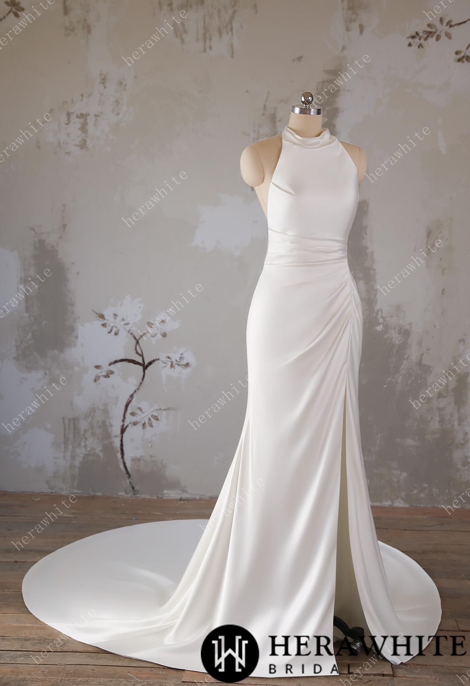 In Stock/ Timeless Elegance: High-Neck Wedding Dress with Dramatic Train