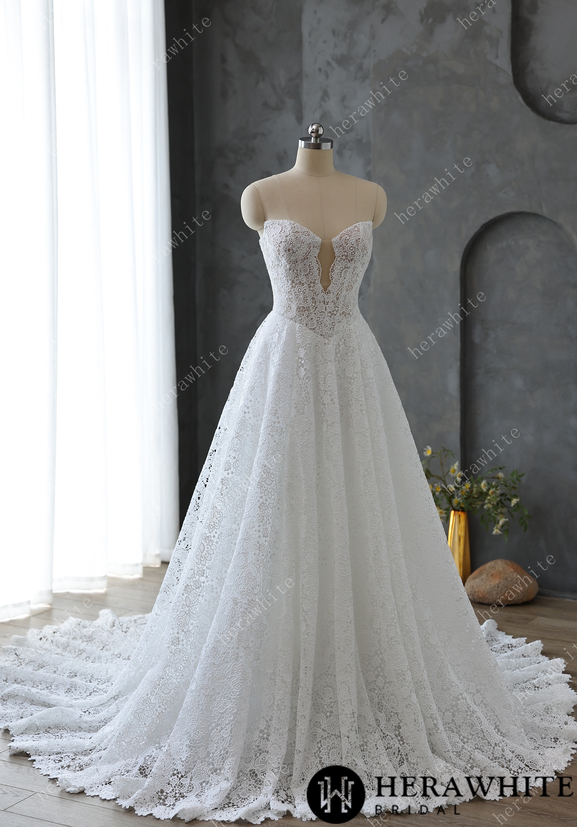 In Stock/ Sweetheart Neckline Keyhole Lace Ball Gown Wedding Dress