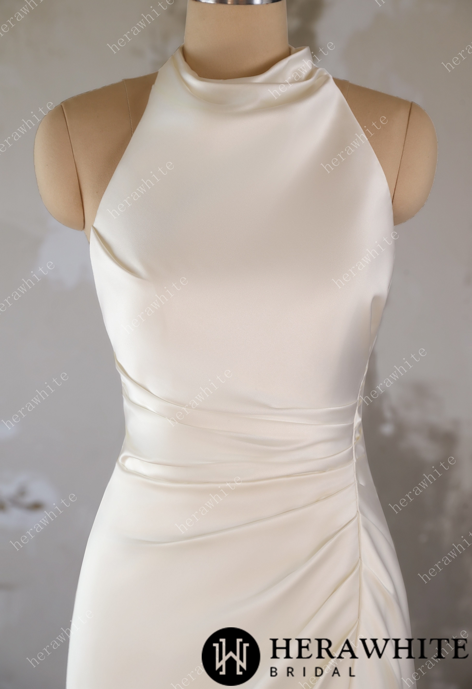 In Stock/ Timeless Elegance: High-Neck Wedding Dress with Dramatic Train