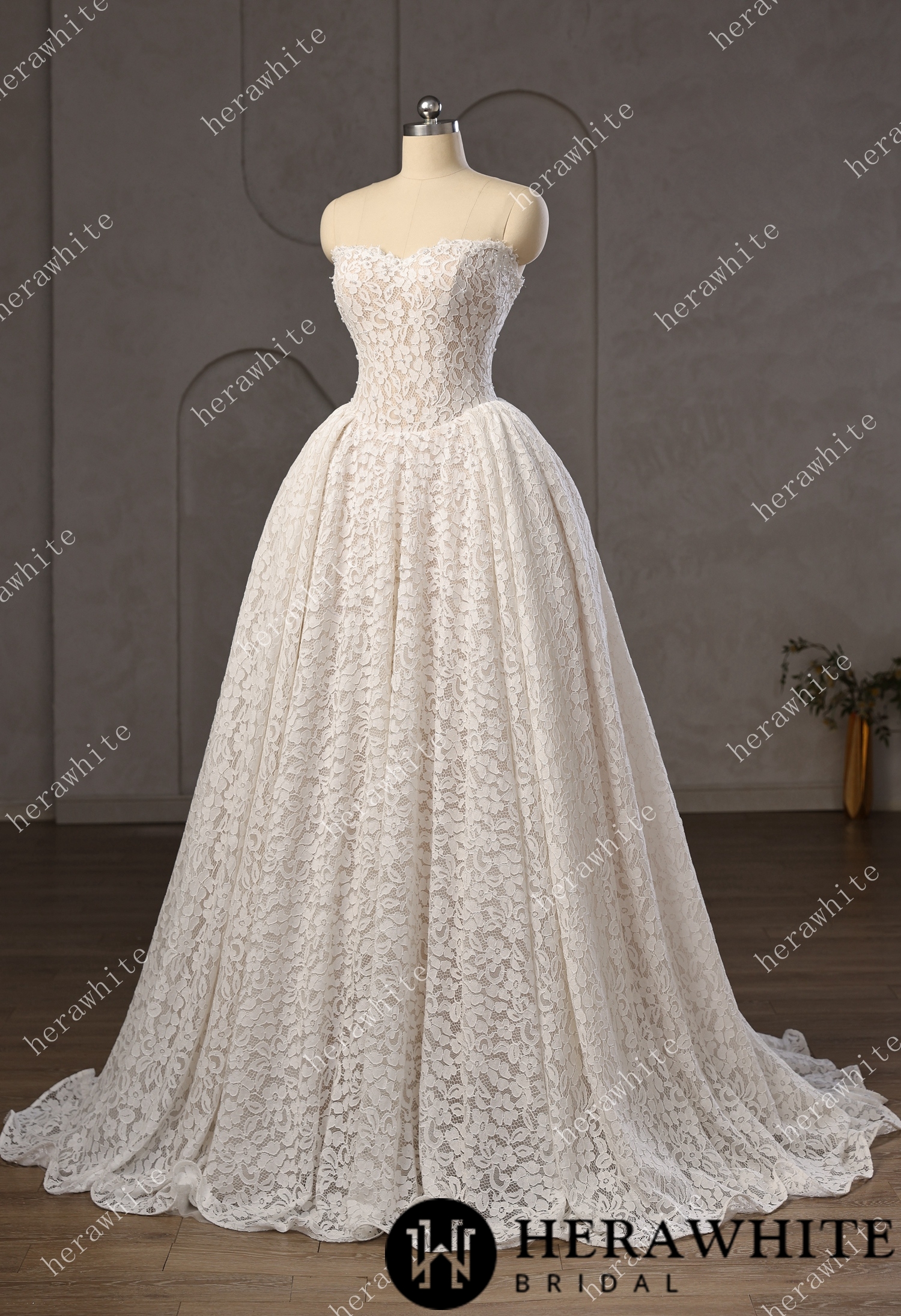 In Stock/ Chantilly Lace Sweetheart Basque Wedding Gown with Pearls Decoration