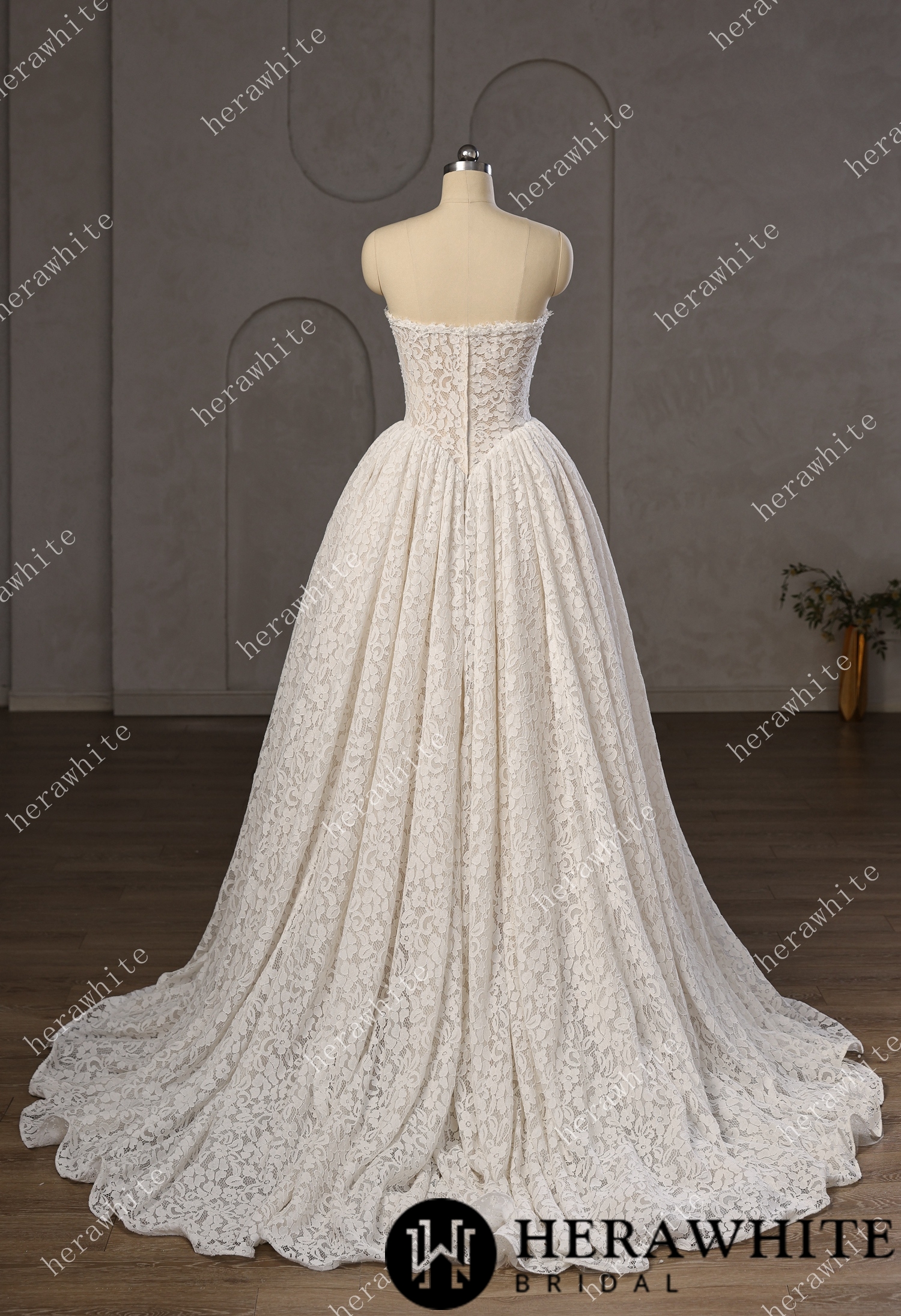 In Stock/ Chantilly Lace Sweetheart Basque Wedding Gown with Pearls Decoration