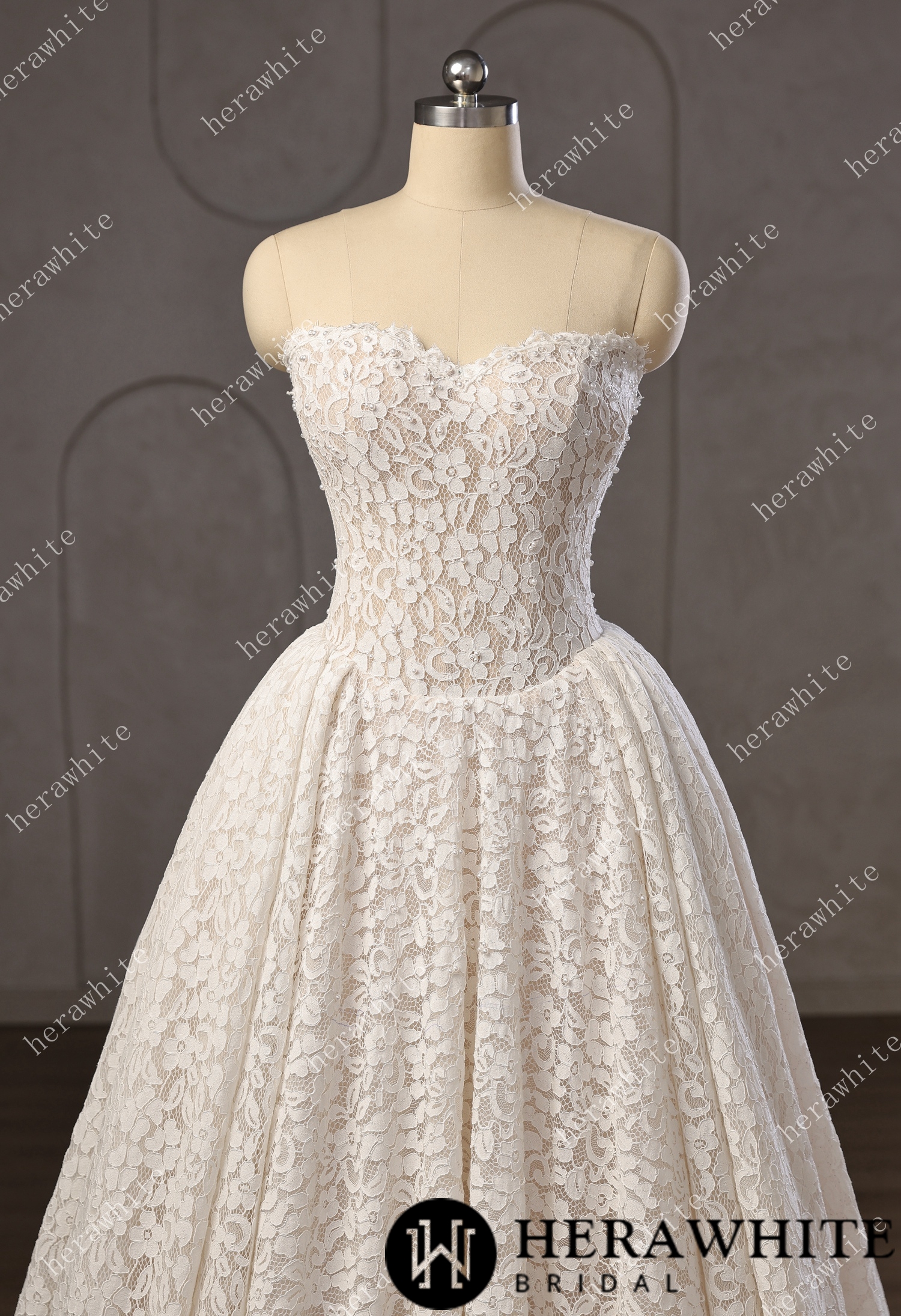 In Stock/ Chantilly Lace Sweetheart Basque Wedding Gown with Pearls Decoration
