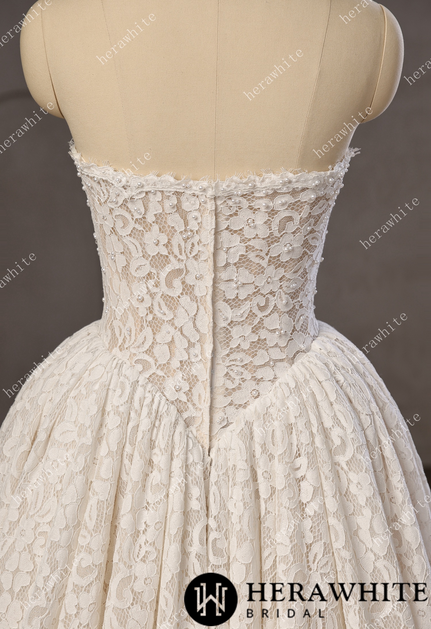 In Stock/ Chantilly Lace Sweetheart Basque Wedding Gown with Pearls Decoration