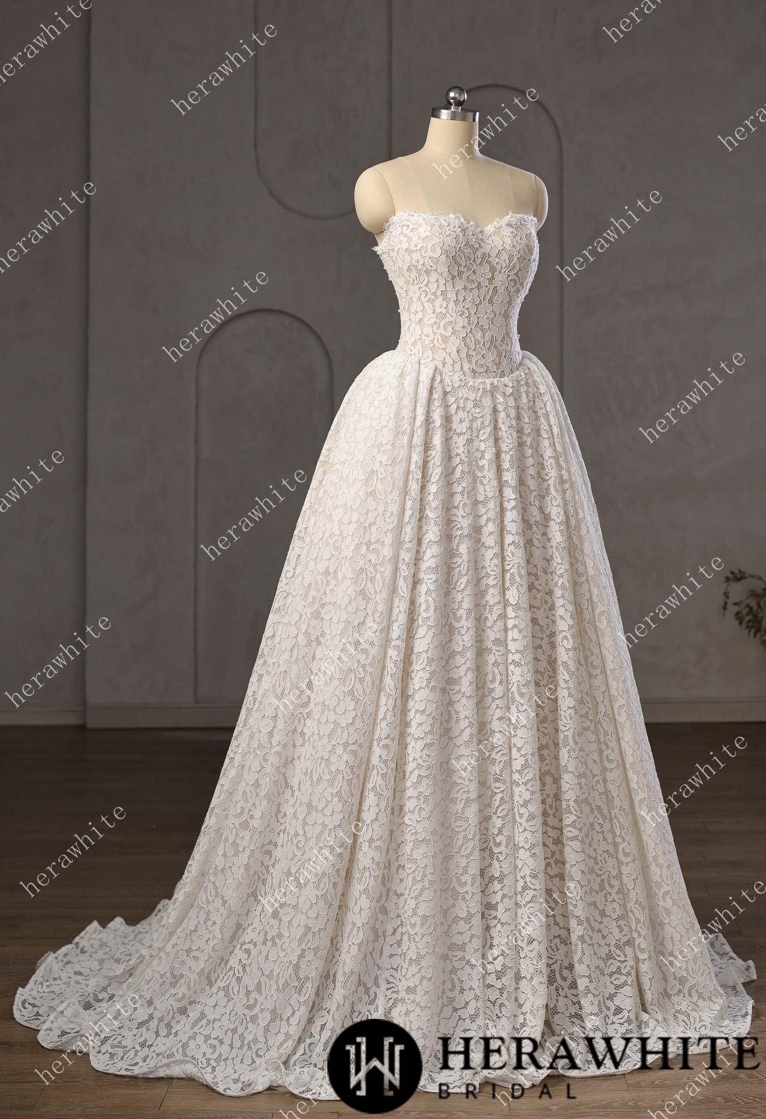 In Stock/ Chantilly Lace Sweetheart Basque Wedding Gown with Pearls Decoration