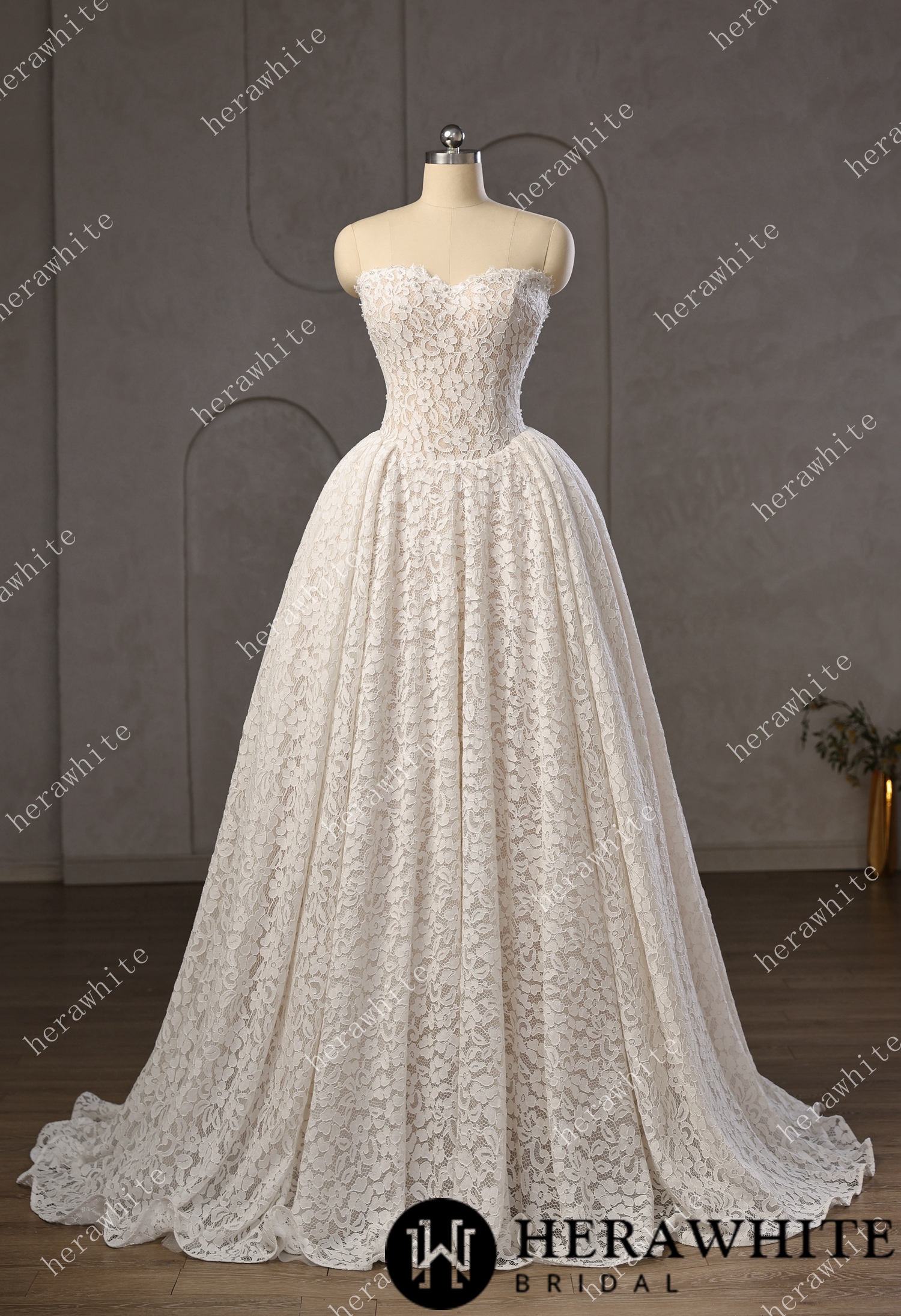 Chantilly Lace Sweetheart Basque Wedding Gown with Pearls Decoration