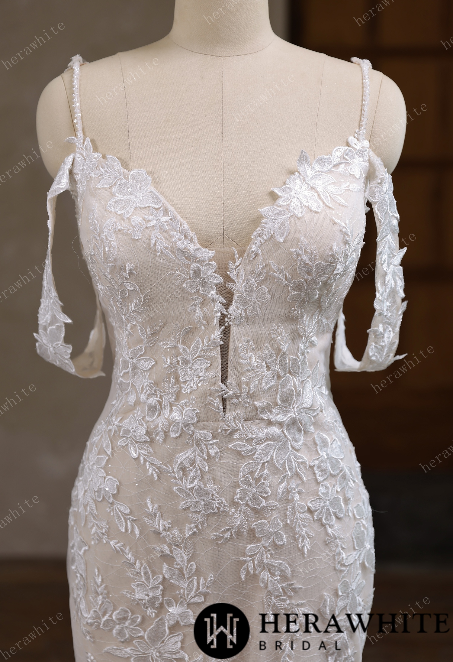 V-Neck Lace Mermaid Wedding Dress With Spaghetti Straps