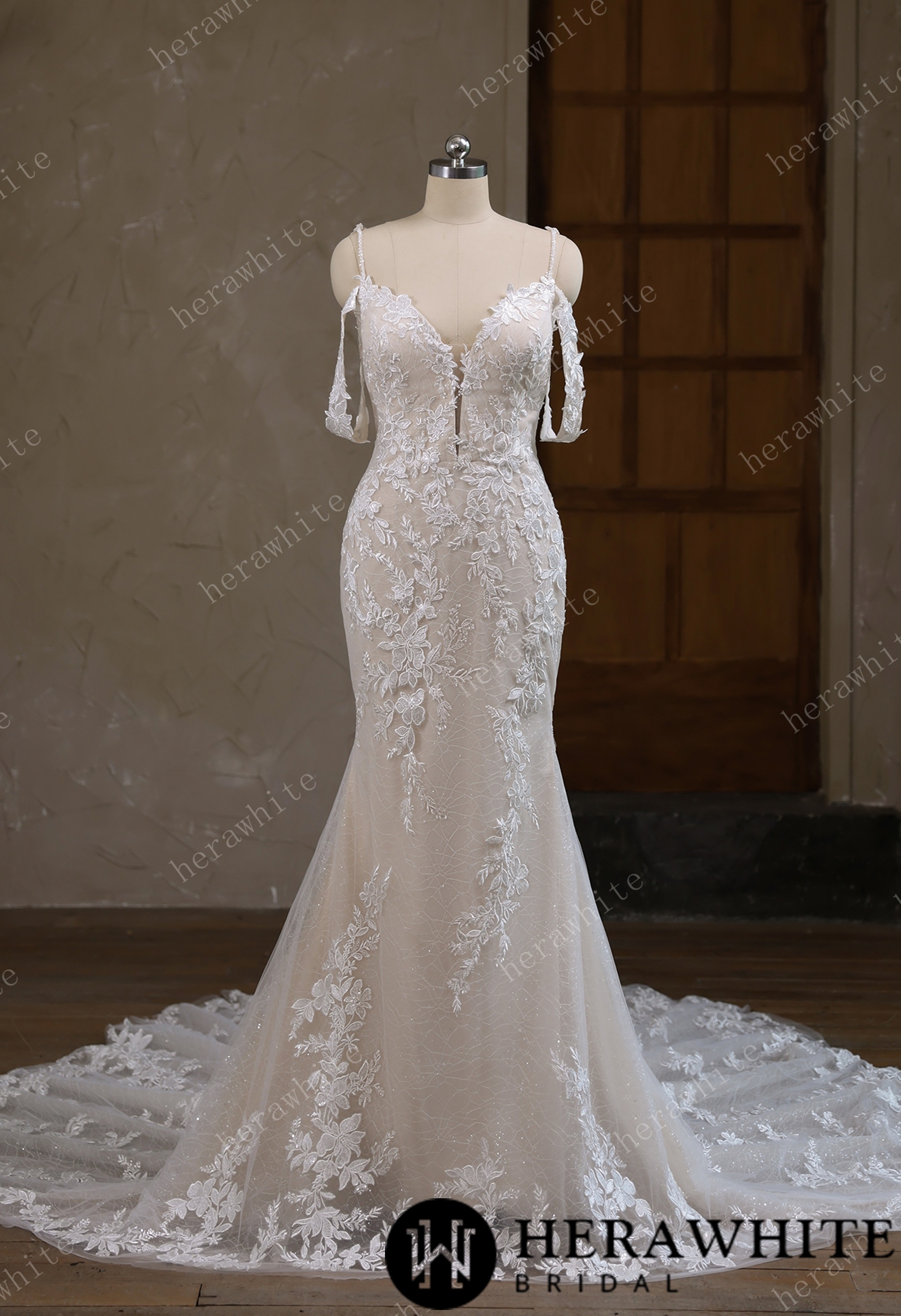 V-Neck Lace Mermaid Wedding Dress With Spaghetti Straps