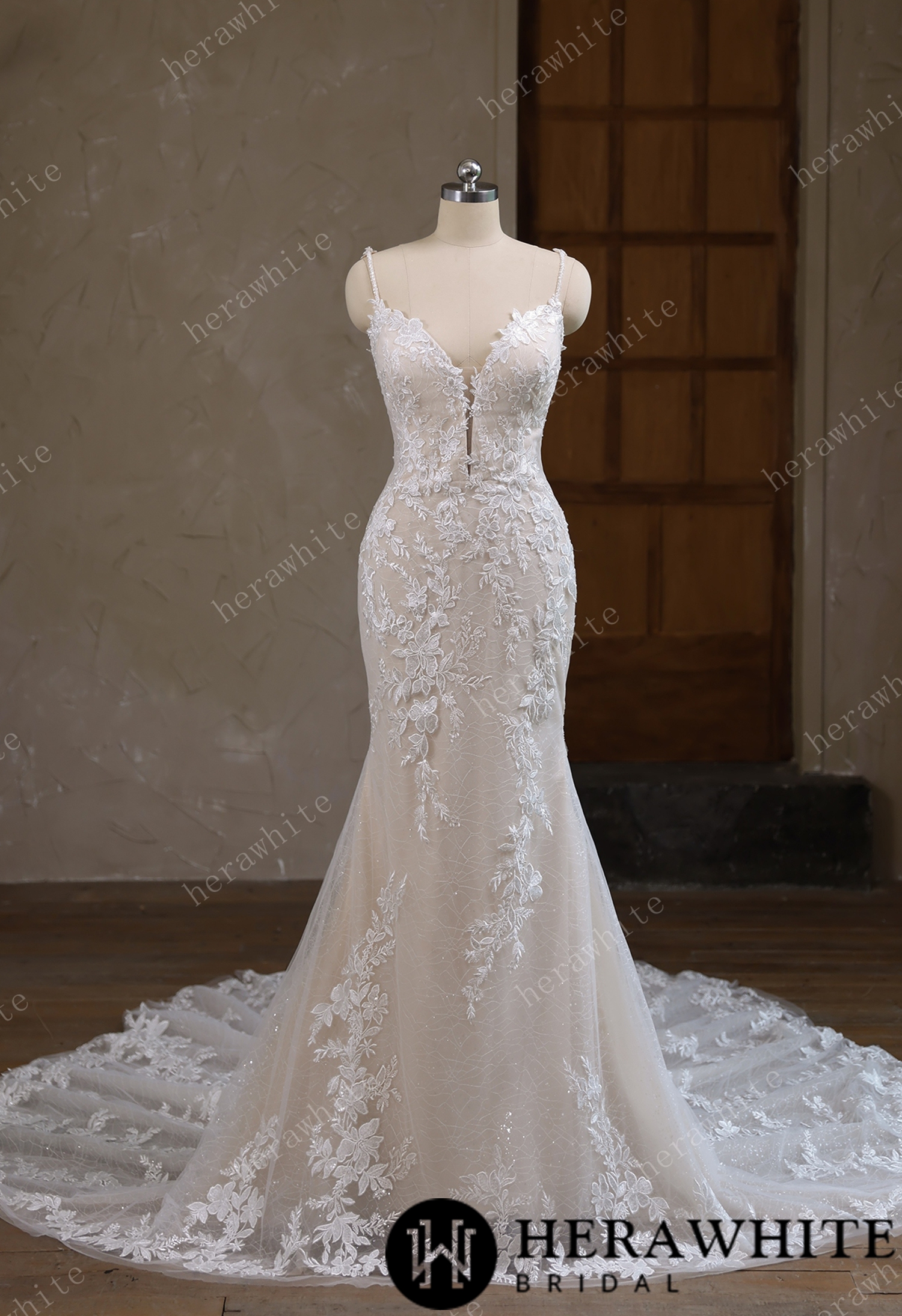 V-Neck Lace Mermaid Wedding Dress With Spaghetti Straps
