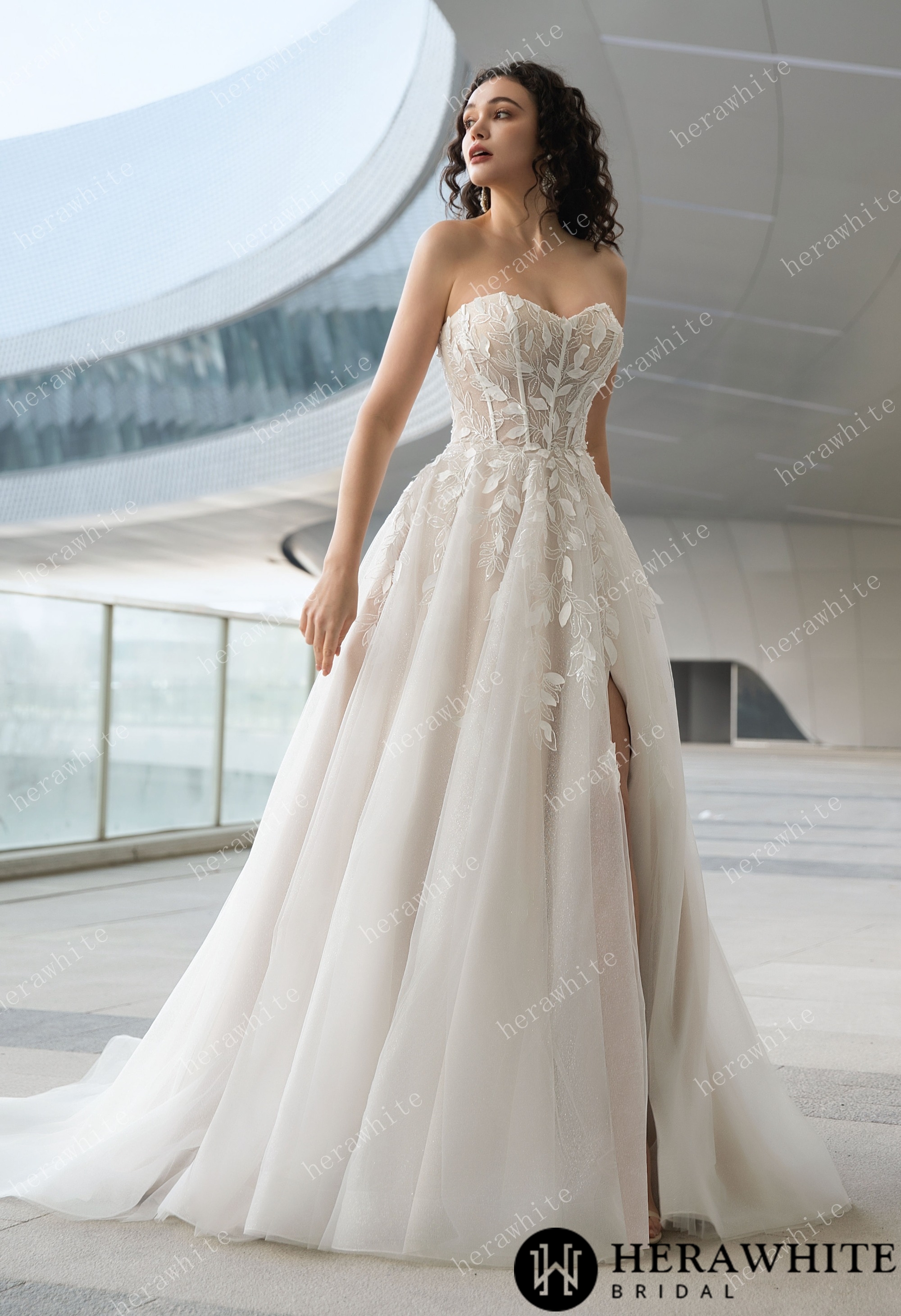 In Stock/ Sweetheart Lace Appliqué Wedding Gown with High-Slit A-Line Skirt