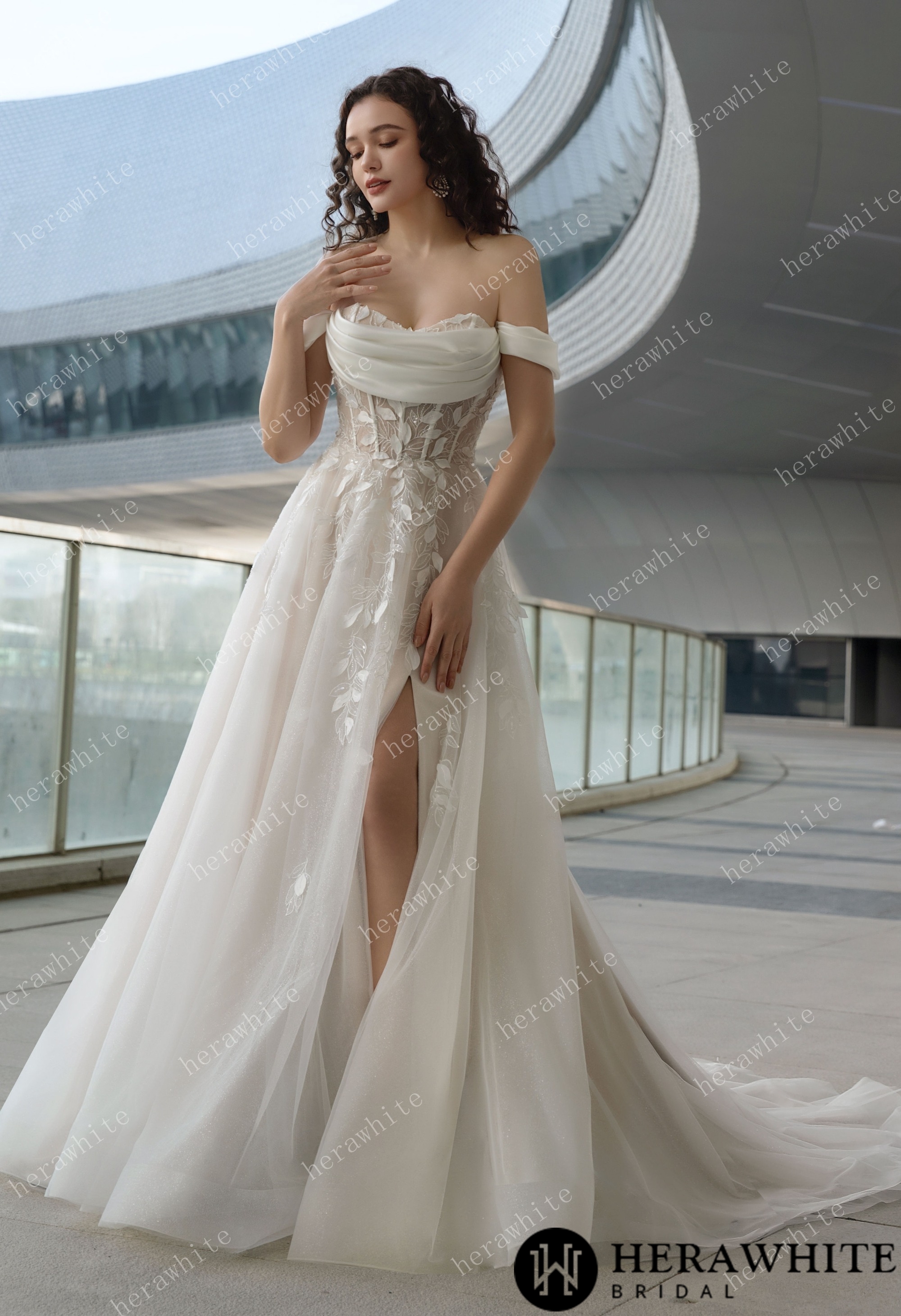 In Stock/ Sweetheart Lace Appliqué Wedding Gown with High-Slit A-Line Skirt