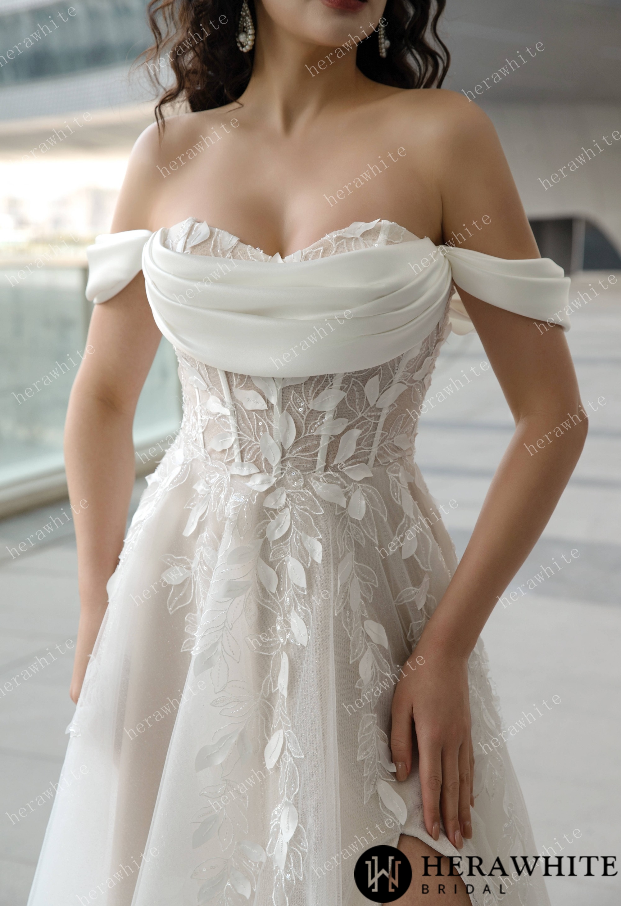 In Stock/ Sweetheart Lace Appliqué Wedding Gown with High-Slit A-Line Skirt