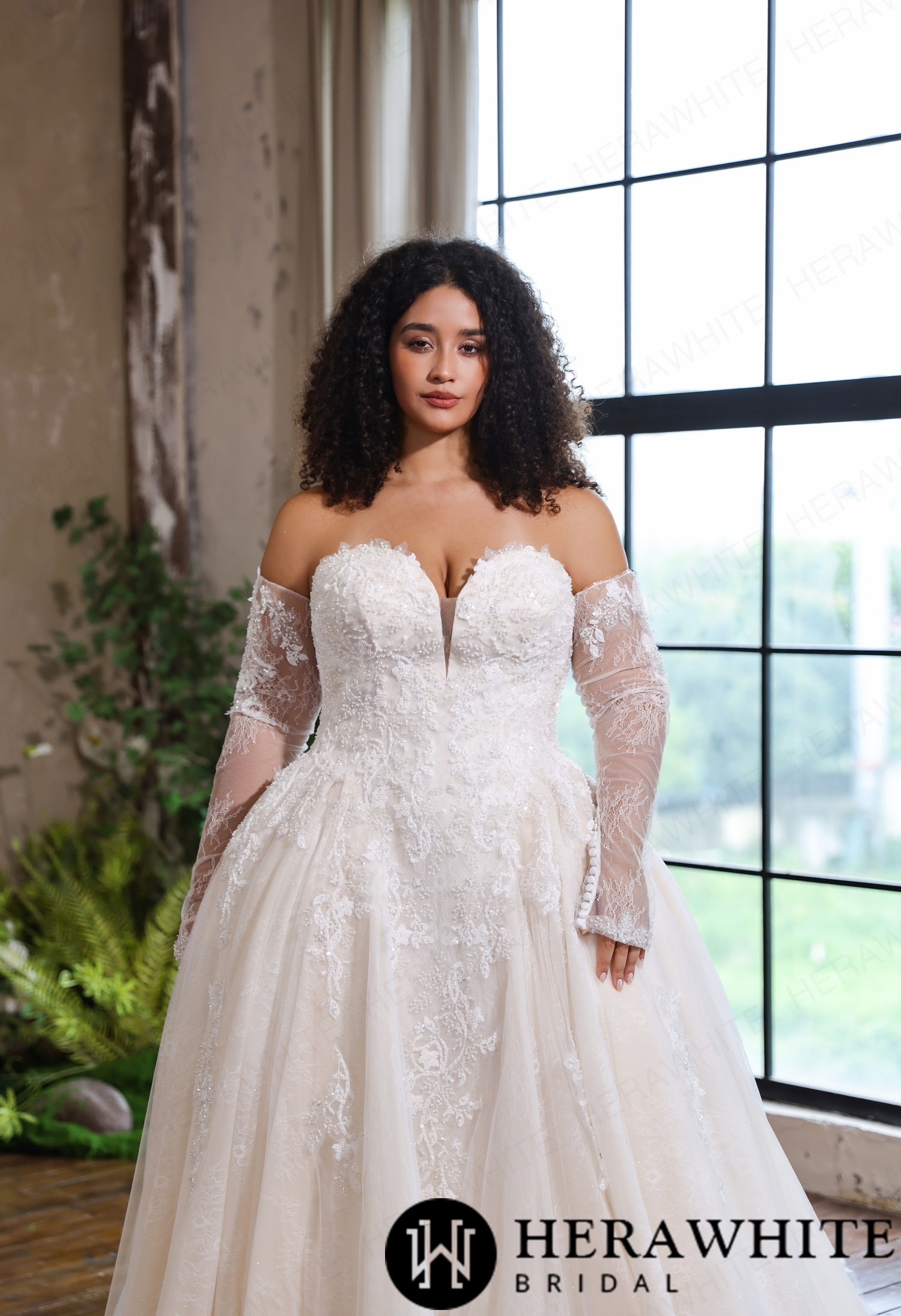 Detachable Lace Sleeve Sweetheart Tulle Ballgown For Curvaceous Silhouettes