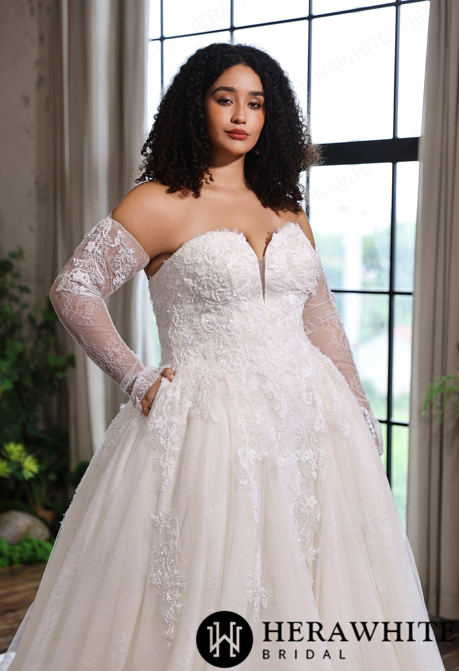Detachable Lace Sleeve Sweetheart Tulle Ballgown For Curvaceous Silhouettes