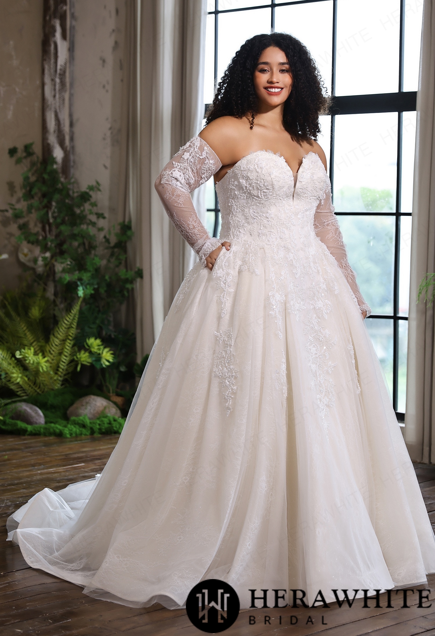 Detachable Lace Sleeve Sweetheart Tulle Ballgown For Curvaceous Silhouettes
