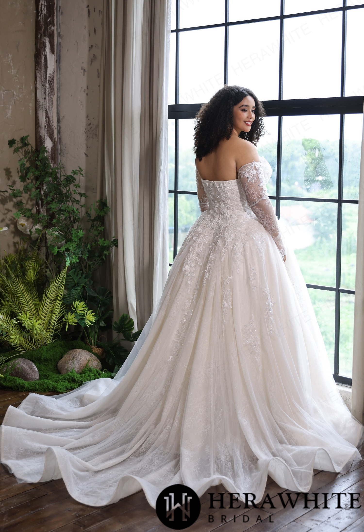 Detachable Lace Sleeve Sweetheart Tulle Ballgown For Curvaceous Silhouettes