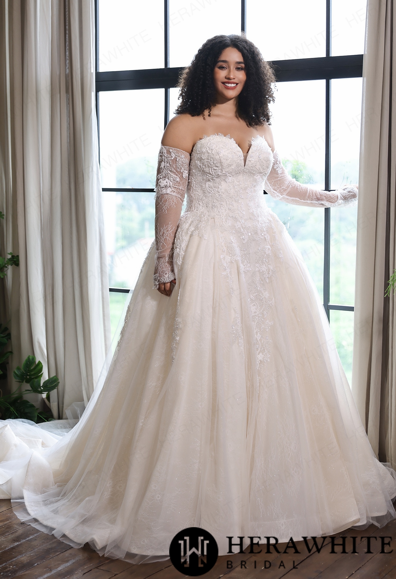 Detachable Lace Sleeve Sweetheart Tulle Ballgown For Curvaceous Silhouettes