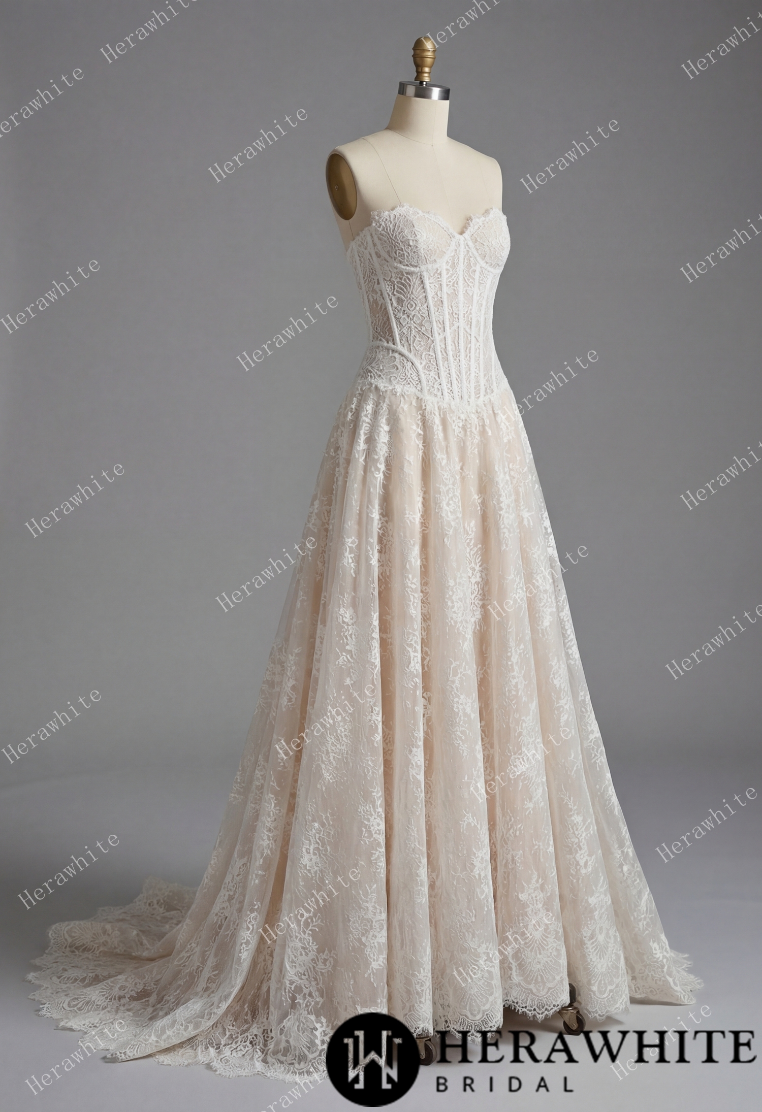 In Stock/ Strapless Sweetheart Chantilly Lace Wedding Gown