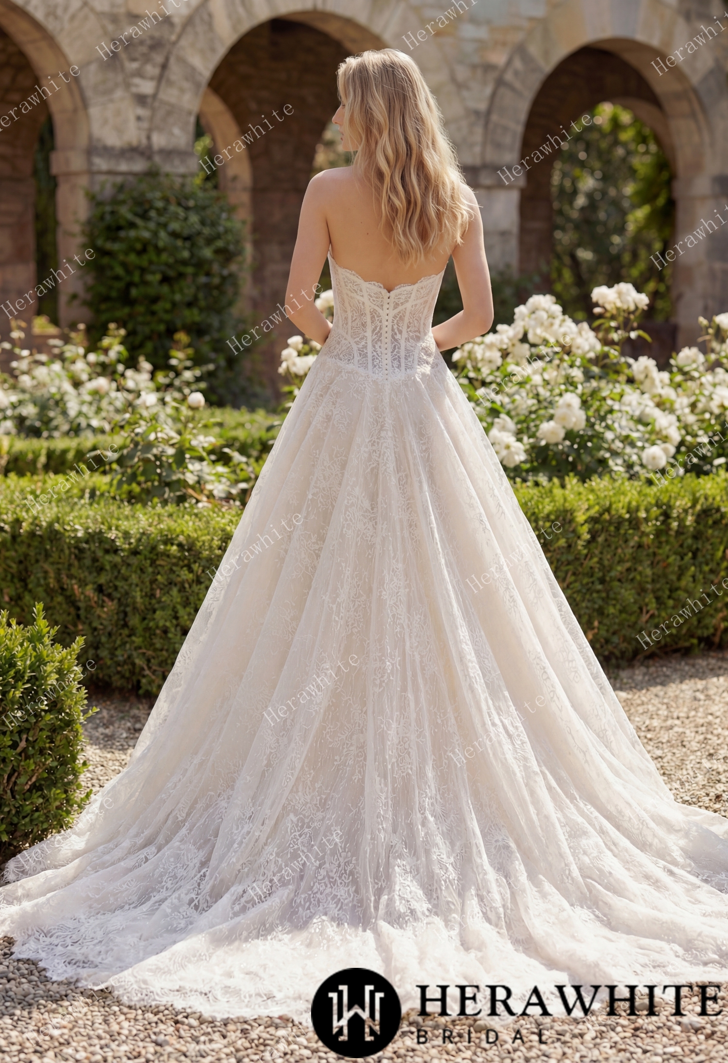 In Stock/ Strapless Sweetheart Chantilly Lace Wedding Gown