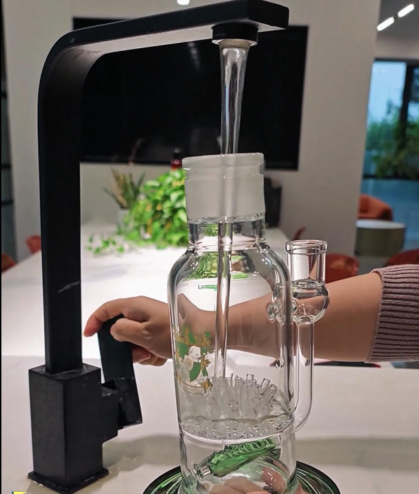 fill in water into the glycerin bong base