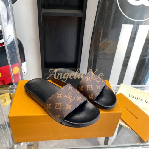 1 pair fashion slipper with box size:5-11 LOV #15757