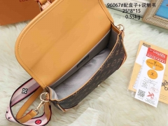 L...V... Bags 3578