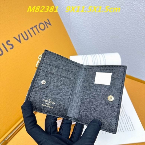 AAA--L...V... Wallets 4749