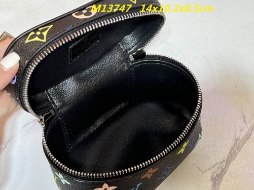 AAA--L...V... Makeup bag 1037