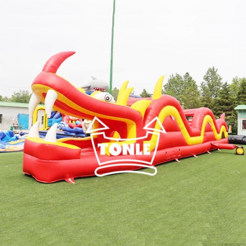 Pista de Obstáculos e Tobogã do Dragão Vermelho