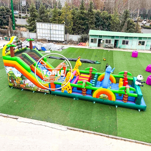 Circuito insuflável de obstáculos com escorregas, tanto em áreas interiores como exteriores do zoo.