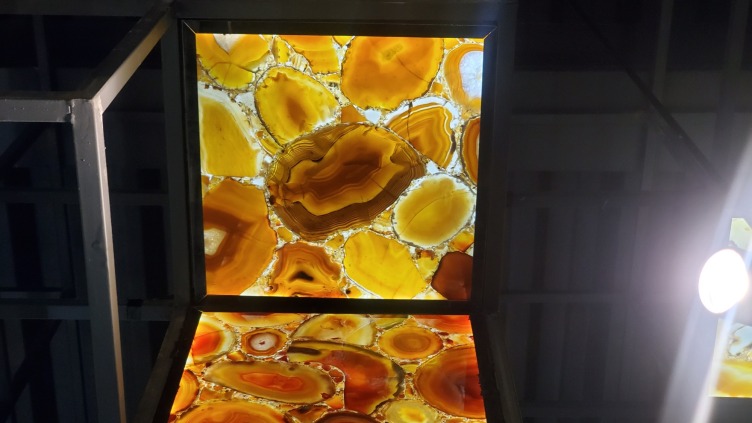 Luxury Villa interior translucent agate light brown Wall Decor Backlit Agate Slab Feature Wall
