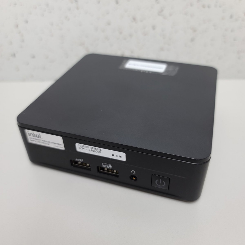 Intel NUC 12 Pro mini console physical exposure: high and short two, equipped with 12 generation core