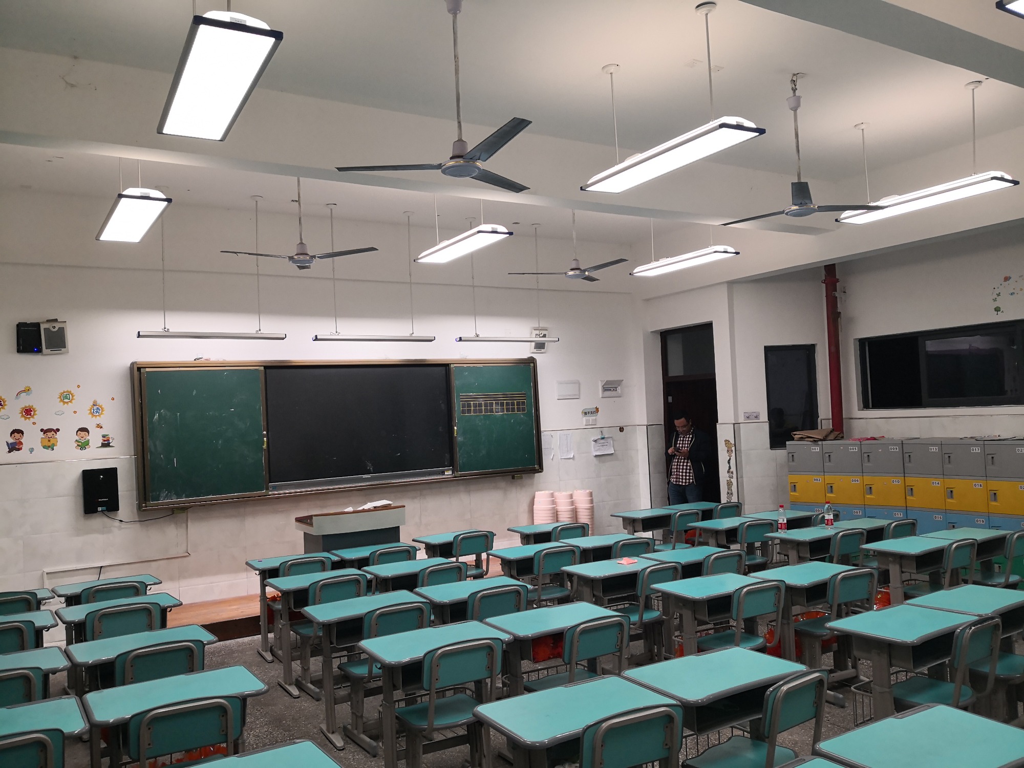 教室护眼灯改造项目 32间实现明亮教室全覆盖
