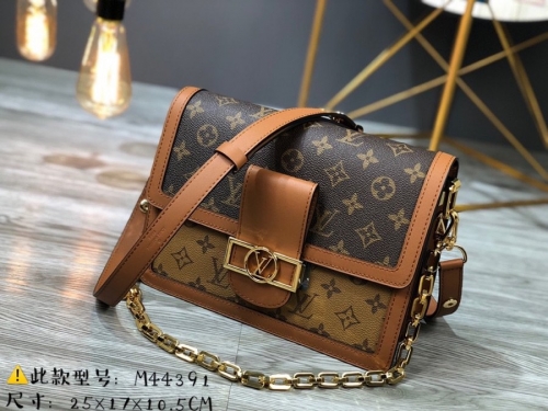 No.135 LV WOC Wallet on Chain Dauphine M44391 25x17x10.5cm    M44580   20×15×9cm