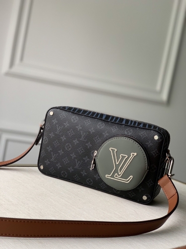 No.246 LV LVFW2020 bag  M68688 22x14x5.5cm