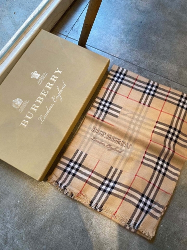 No.90172 Scarves and shawls 2021 BURBERRY  80*210cm  100% cashmere.