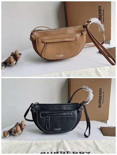 No.51109 BURBERRY  22.5 x 4.5 x 13.5cm  Italian tanned two-tone leather