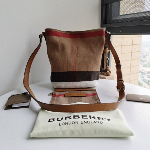 No.51122 BURBERRY  9331 17 x 15.5 x 24.5cm The Ashby Ashby Ashby Ashby bags are lined with Gingham and cowhide