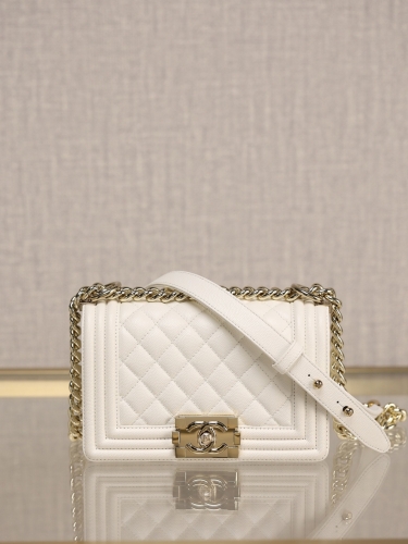 No.53349   20.5 X 8.5 X 12cm  Chanel Le boy small white, original, ZP grade