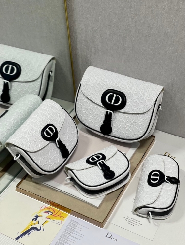 No.53585    9320  27*19.5*8cm    9319   23*18*7cm     9317   19*15*7cm  9327  21*5*12cm  Bobby bag, embossed white leather