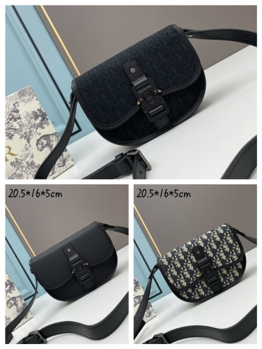 No.53681   1070    20.5*16*5cm   Gallop Messenger, beige and black Oblique printed jacquard fabric, black grain cow leather